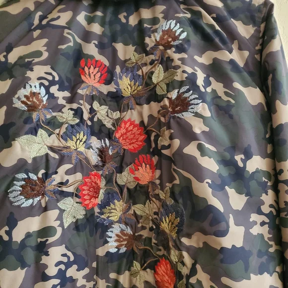 American Rag Cie Floral Camouflage Embroidered Bomber Jacket Faux Fur Hood - Picture 8 of 10
